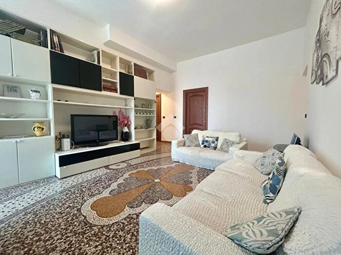 Appartamento con 6 locali in vendita in Via Ronchi, Genova