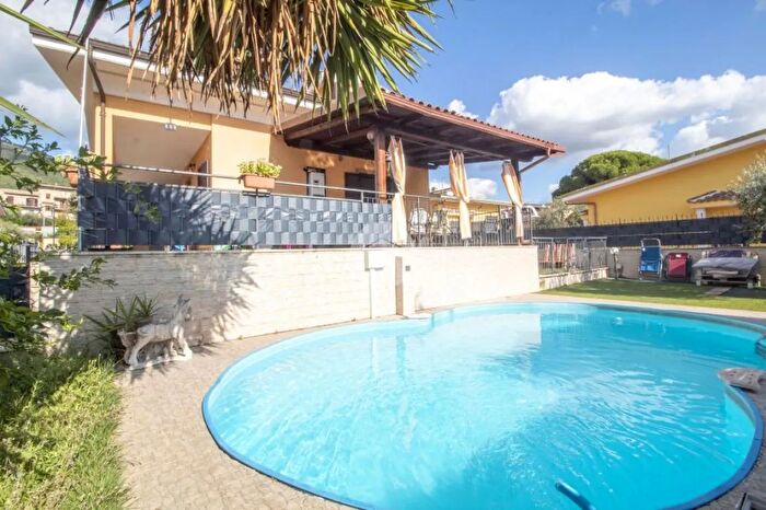 Casa quadrilocale in vendita in Via di Colle Falco, Marcellina