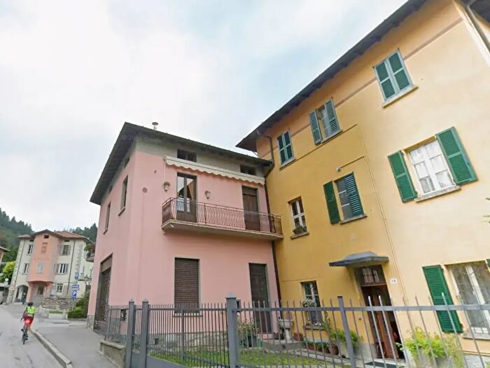 Appartamento bilocale in affitto in Piazza della Chiesa, Magreglio