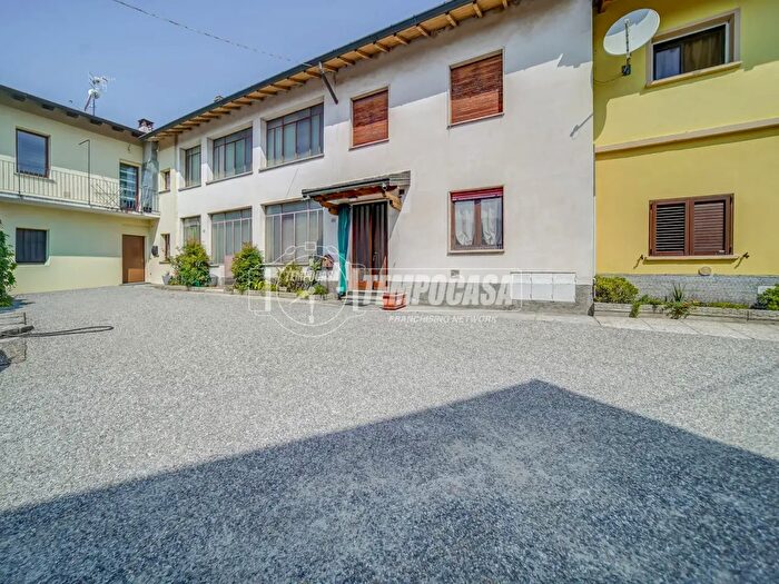 Casa con 5 locali in vendita in Via IV Novembre d, Biandronno