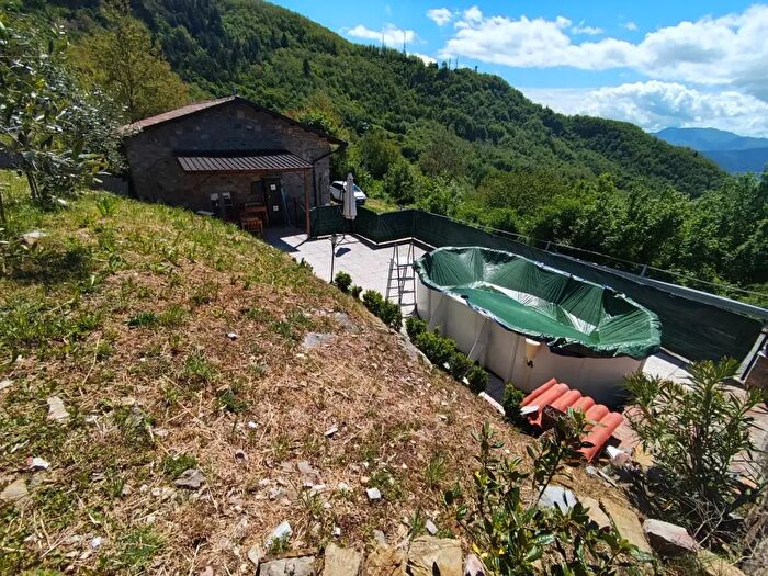 Casa con 5 locali in vendita in Villa Collemandina