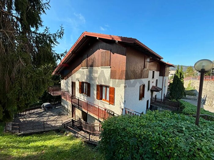 Appartamento trilocale in vendita in Via Papa Giovanni, Costa Di Serina