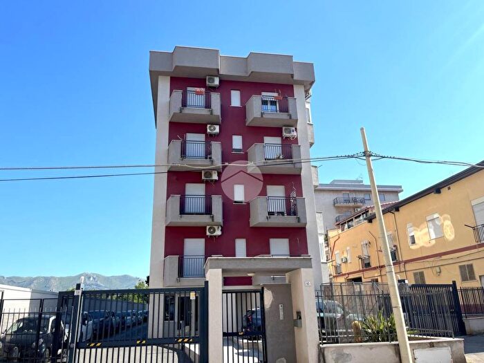 Appartamento trilocale in affitto in Via Petralia Sottana, Altarello, Palermo