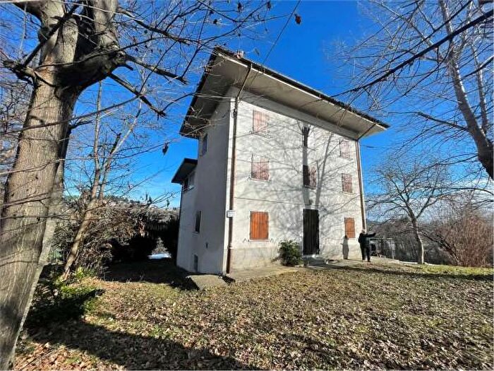 Casa con 6 locali in vendita in Via Giardini Sud, Serramazzoni