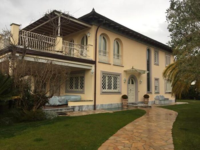 Casa con 6 locali in affitto in Forte Dei Marmi