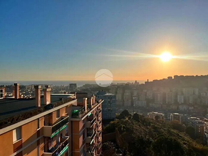 Appartamento trilocale in vendita in Via Enrico Hilyer Giglioli, Genova