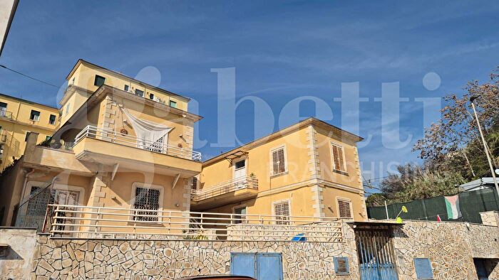 Appartamento trilocale in affitto in Via Napoli, Napoli