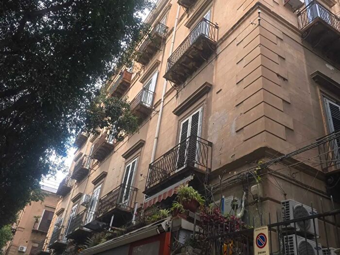 Appartamento in vendita in Piazza Giulio Cesare, Palermo