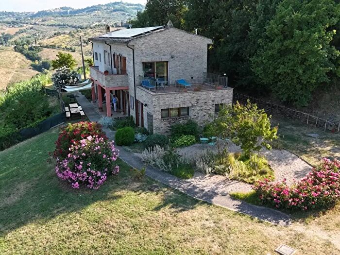 Casa con 8 locali in vendita in Contrada Cignale, Penne