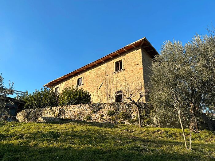 Casa con 8 locali in vendita in Vicchio