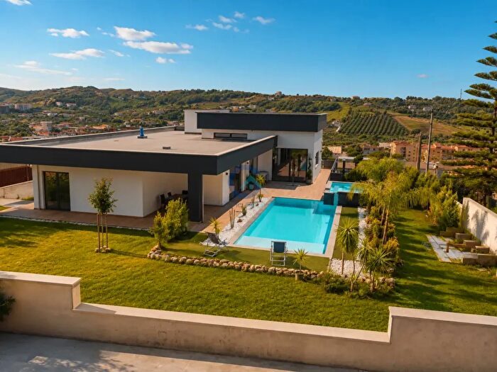 Casa con 8 locali in vendita in Via Formia, Catanzaro
