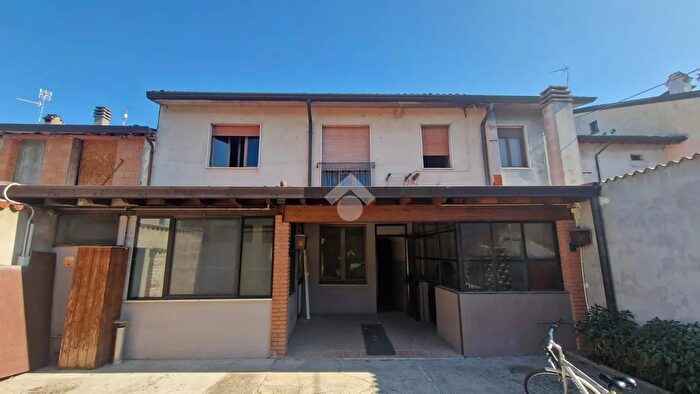 Casa con 7 locali in vendita in Casalmoro