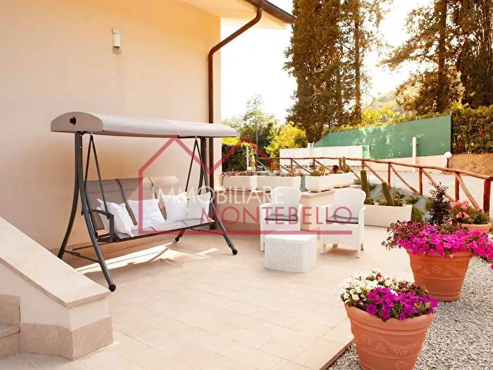 Casa con 9 locali in vendita in Camaiore