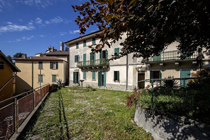 Casa con 15 locali in vendita in Brunate