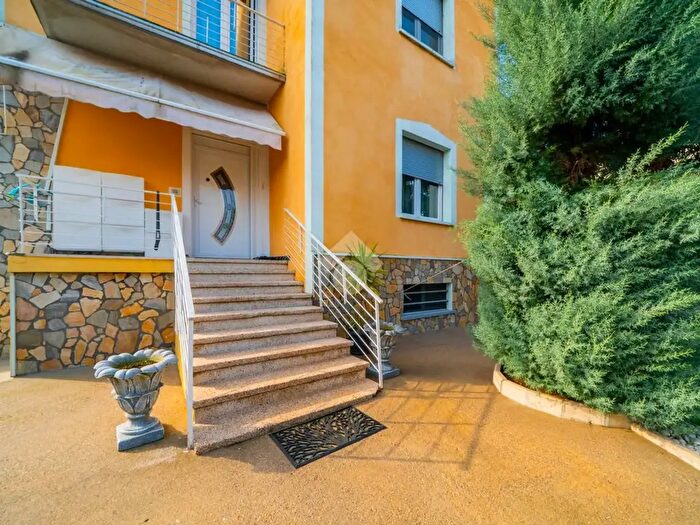 Casa con 8 locali in vendita in Via S Carlo Borromeo, Guastalla