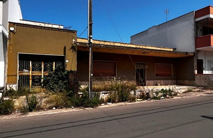 Casa con 6 locali in vendita in Via Marina Ugento Commerciale Residenziale, Ugento