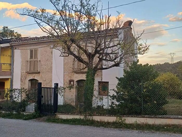 Casa quadrilocale in vendita in Montorio Al Vomano