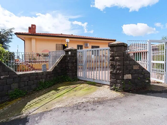 Casa con 6 locali in vendita in Via Sciarella, Pedara