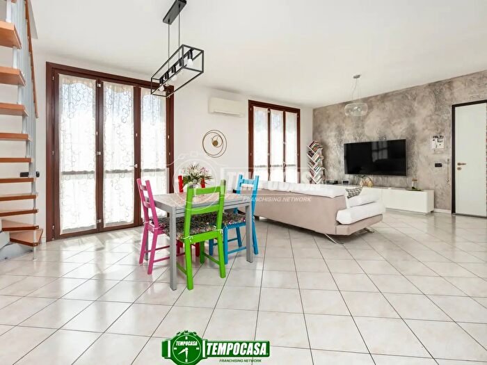Appartamento trilocale in vendita in Via Roncello, Ornago