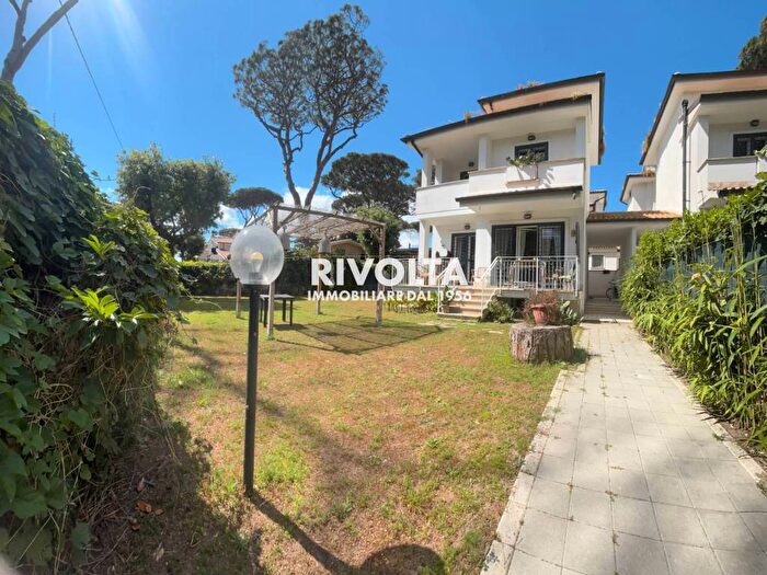 Casa con 5 locali in affitto in Via Varazze, Fregene, Fiumicino