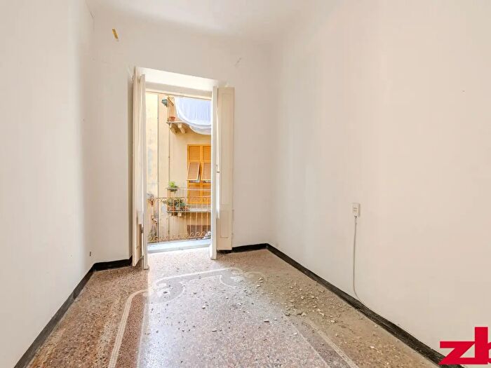Appartamento trilocale in vendita in Vico Barnabiti, Genova
