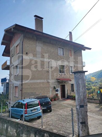 Appartamento quadrilocale in vendita in Via Superiore, Vitulano