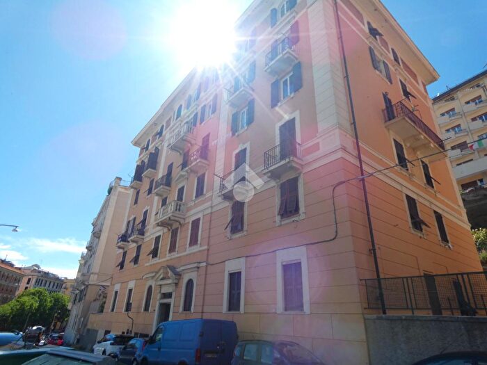 Appartamento trilocale in vendita in Via Giuseppe Maria Saporiti, Genova