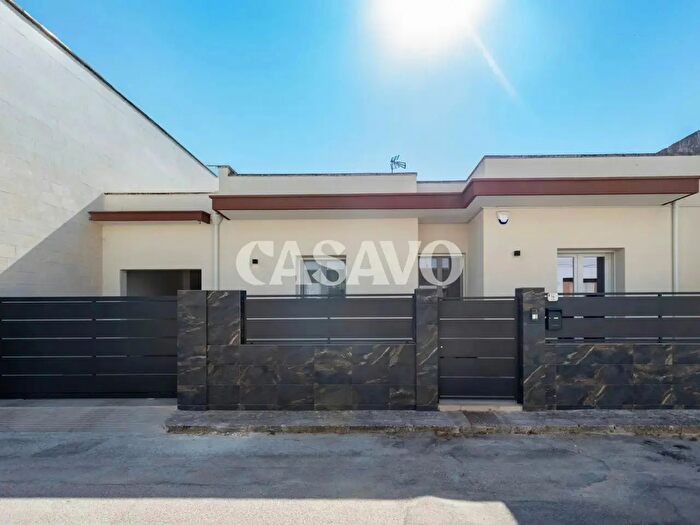 Casa con 6 locali in vendita in Via Crocifisso, Guagnano