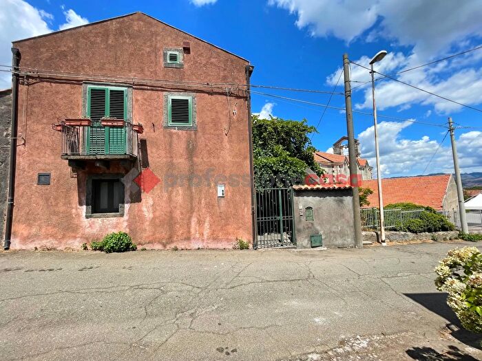 Casa quadrilocale in vendita in Via Mongibello, Castiglione Di Sicilia
