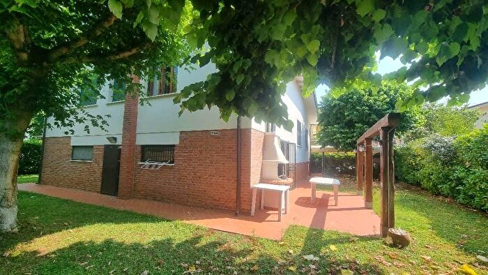 Casa con 12 locali in vendita in Pietrasanta