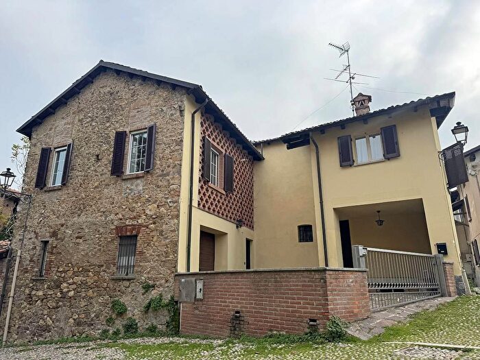 Casa quadrilocale in vendita in Via Marconi, Godiasco Salice Terme