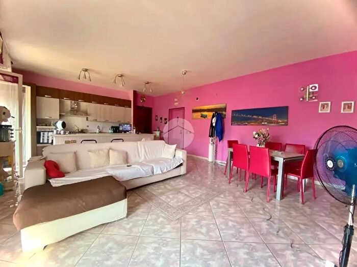 Appartamento trilocale in vendita in Via Trentino, Napoli