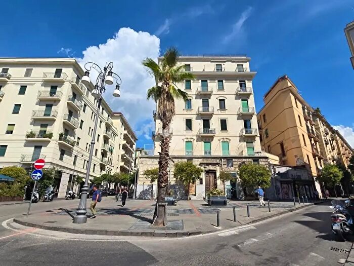 Appartamento quadrilocale in vendita in PZa XXIV Maggio, Salerno