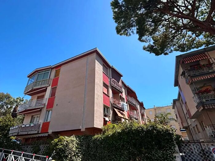 Appartamento con 5 locali in vendita in Via Verrando, Bordighera