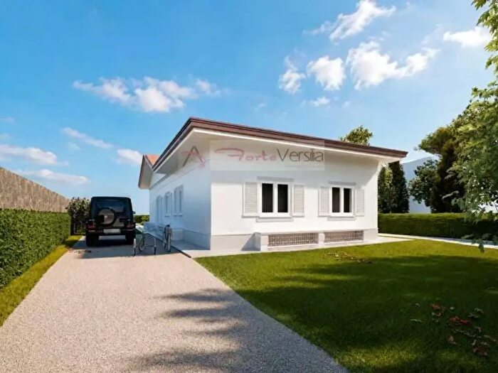 Casa con 10 locali in vendita in Via Pietro Nenni, Forte Dei Marmi