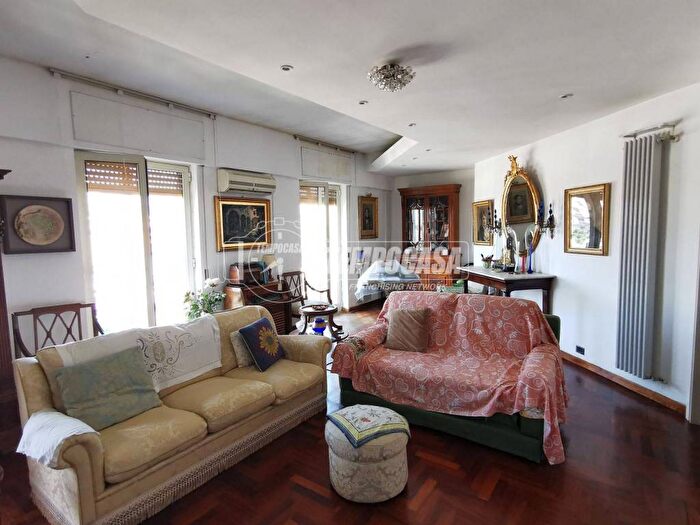 Appartamento con 6 locali in vendita in Via Pietro Castellino, Arenella, Napoli