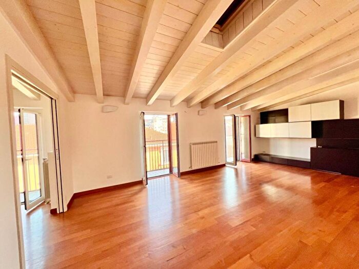 Appartamento trilocale in affitto in Via Paolo Giovio, Vercelli Wagner, Milano