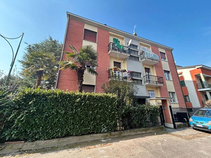 Appartamento trilocale in affitto in Via Lomellina, Cusano Milanino