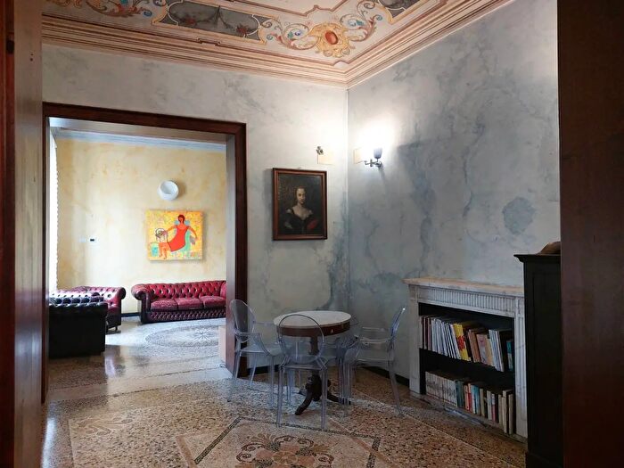 Appartamento con 7 locali in vendita in Piazza Armando Diaz, Savona