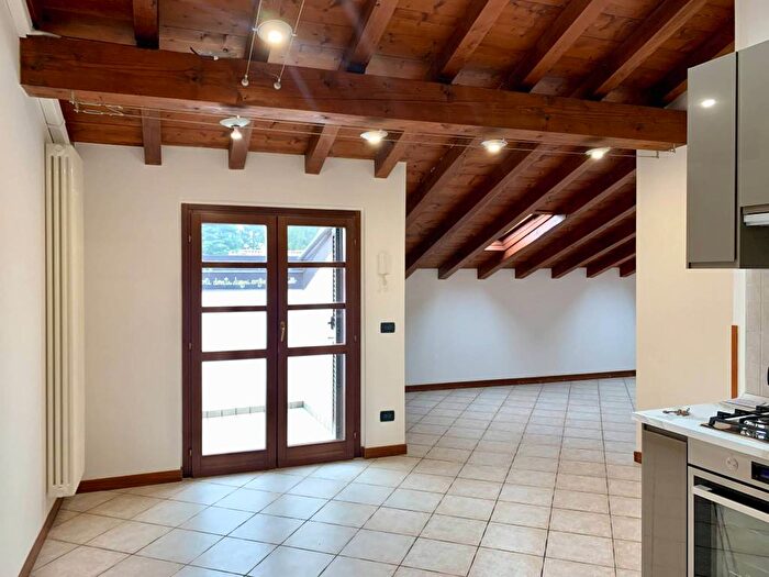 Appartamento trilocale in affitto in Via Adige, Villa Guardia