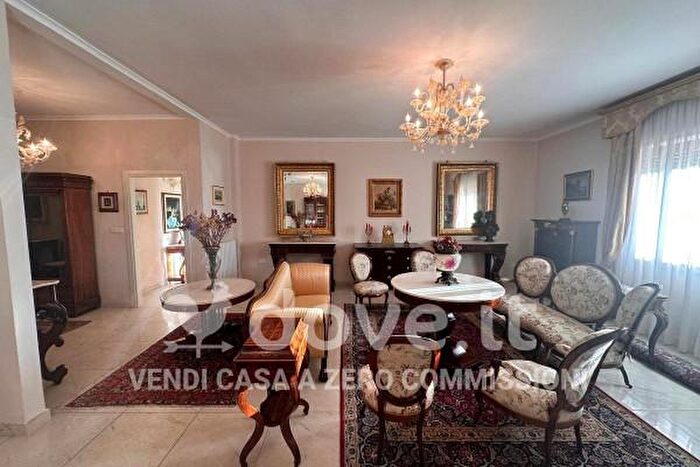 Appartamento con 5 locali in vendita in Via Gennaro Tescione, Caserta