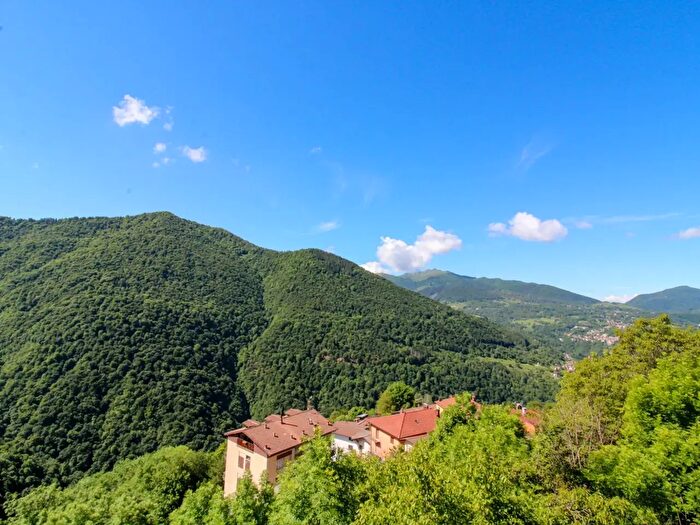 Casa quadrilocale in vendita in Via Monte Tellero, Ponna