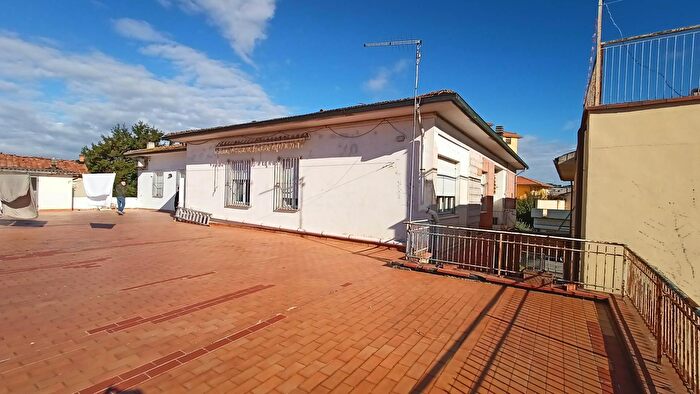 Appartamento con 6 locali in vendita in Viale Maggio, Ponsacco