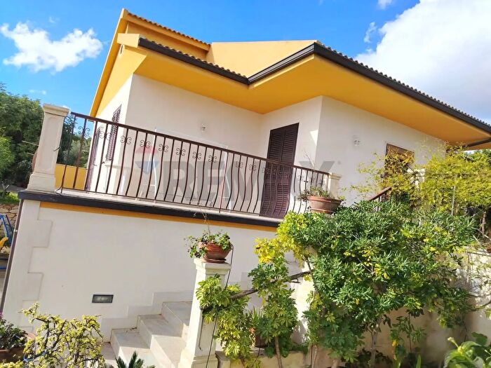 Casa con 7 locali in vendita in Cda Trippatore, Scicli