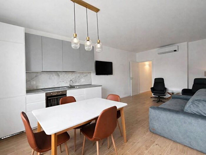 Appartamento trilocale in affitto in Via Melchiorre Gioia, Centrale, Milano