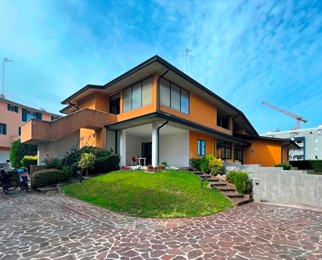 Appartamento con 8 locali in vendita in Viale Mediterraneo, Chioggia