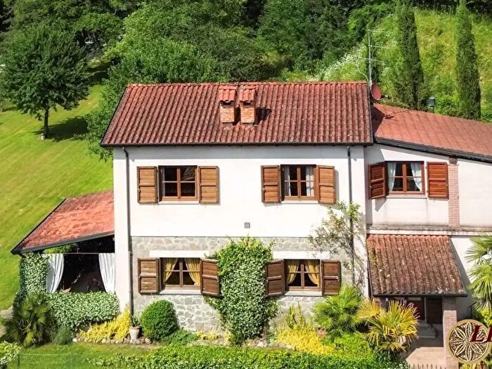 Casa con 9 locali in vendita in Molini di Marzo, Bagnone