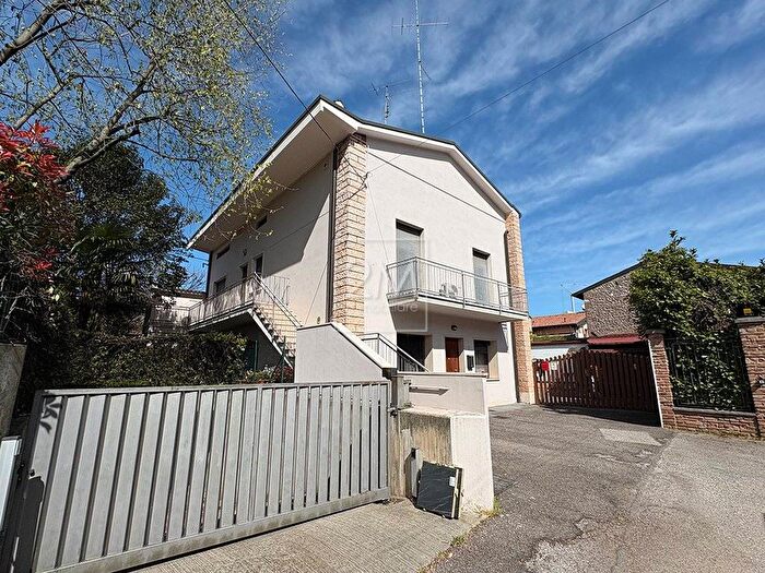 Appartamento trilocale in affitto in Via Luigi Zago, Villafranca di Verona