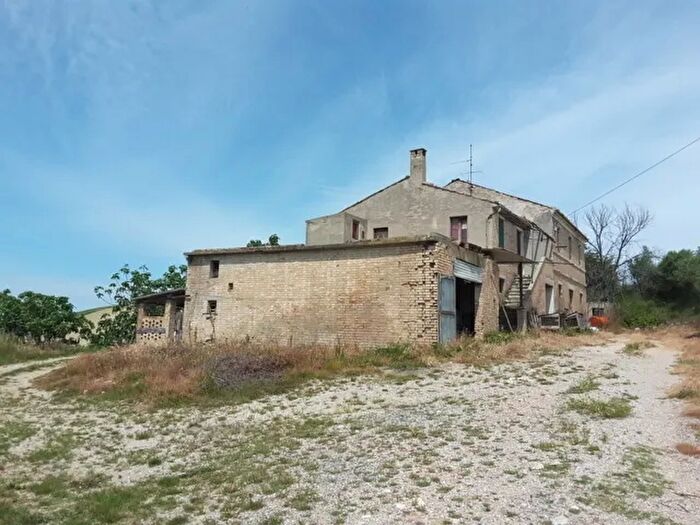 Casa con 10 locali in vendita in Carassai