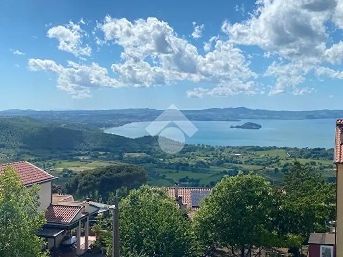 Appartamento con 8 locali in vendita in Via del Lago, Montefiascone